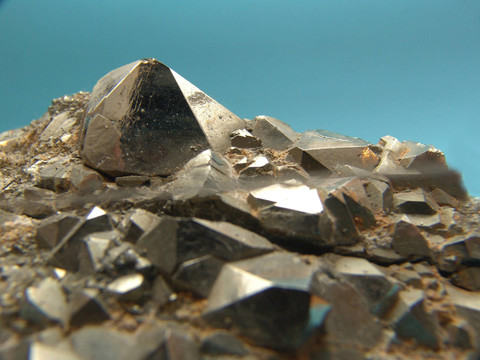 深邃金属光泽 黄铁矿晶体的物理魅与实用价值
